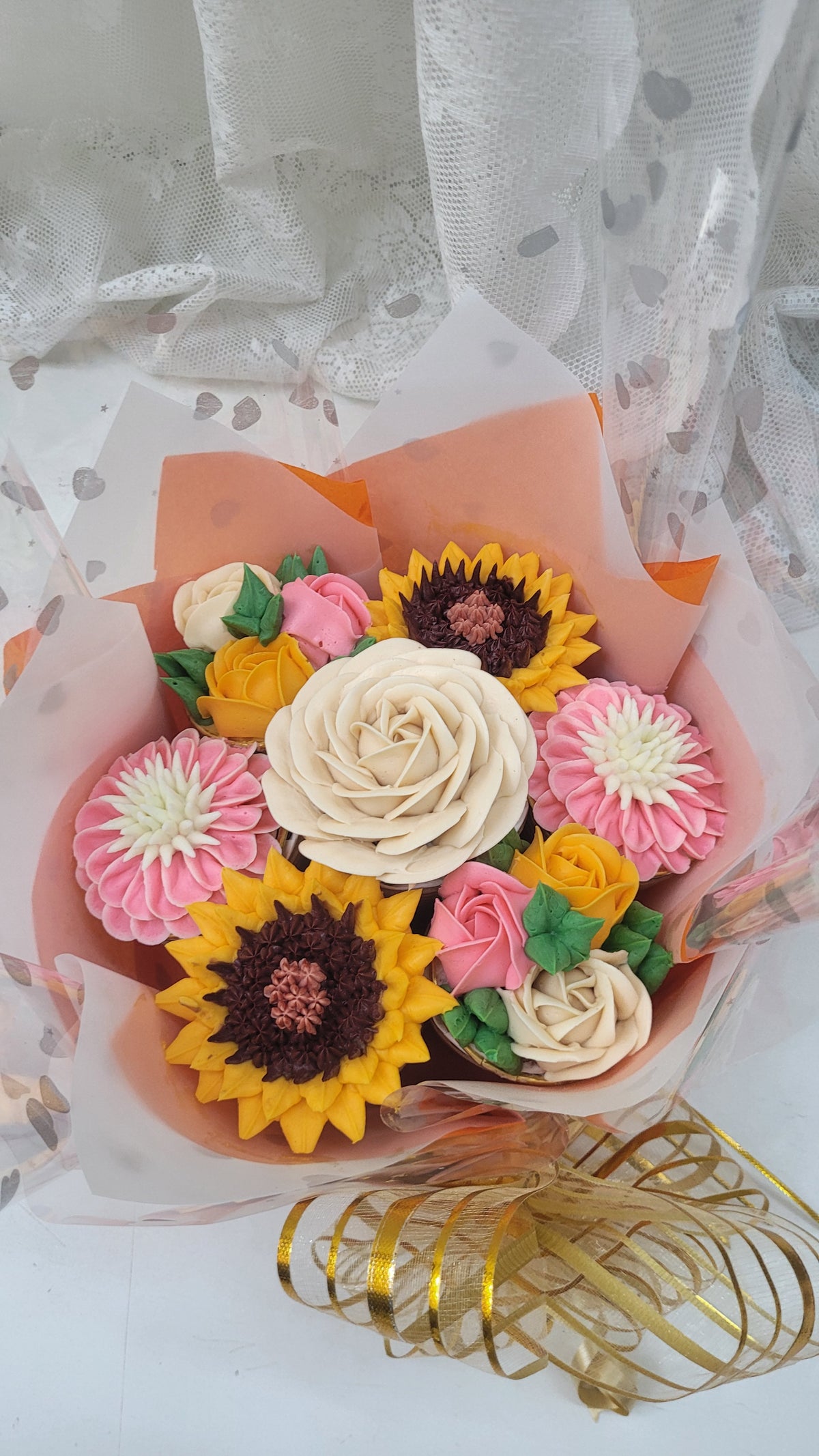 Floral Fancy Regular Bouquet Cake - 750 grams / (7 cupcakes)