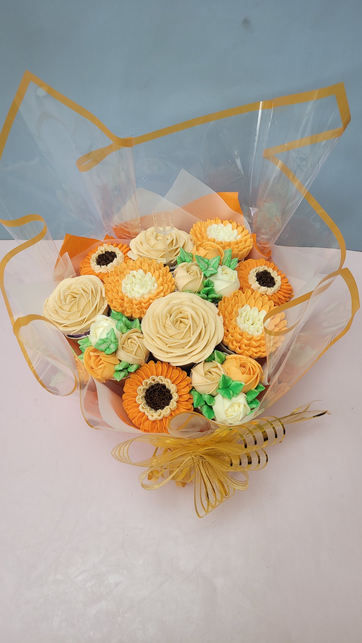 Golden Harvest Large Bouquet Cake - 1300 grams / (12 cupcakes)