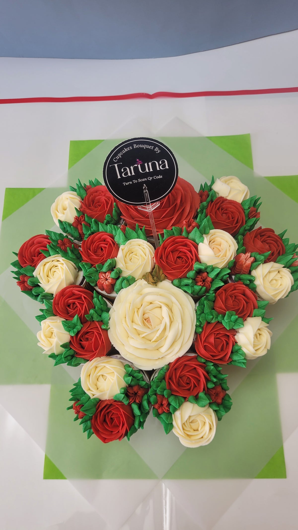 Simply Red Large Bouquet Cake - 1300 grams / (12 cupcakes)