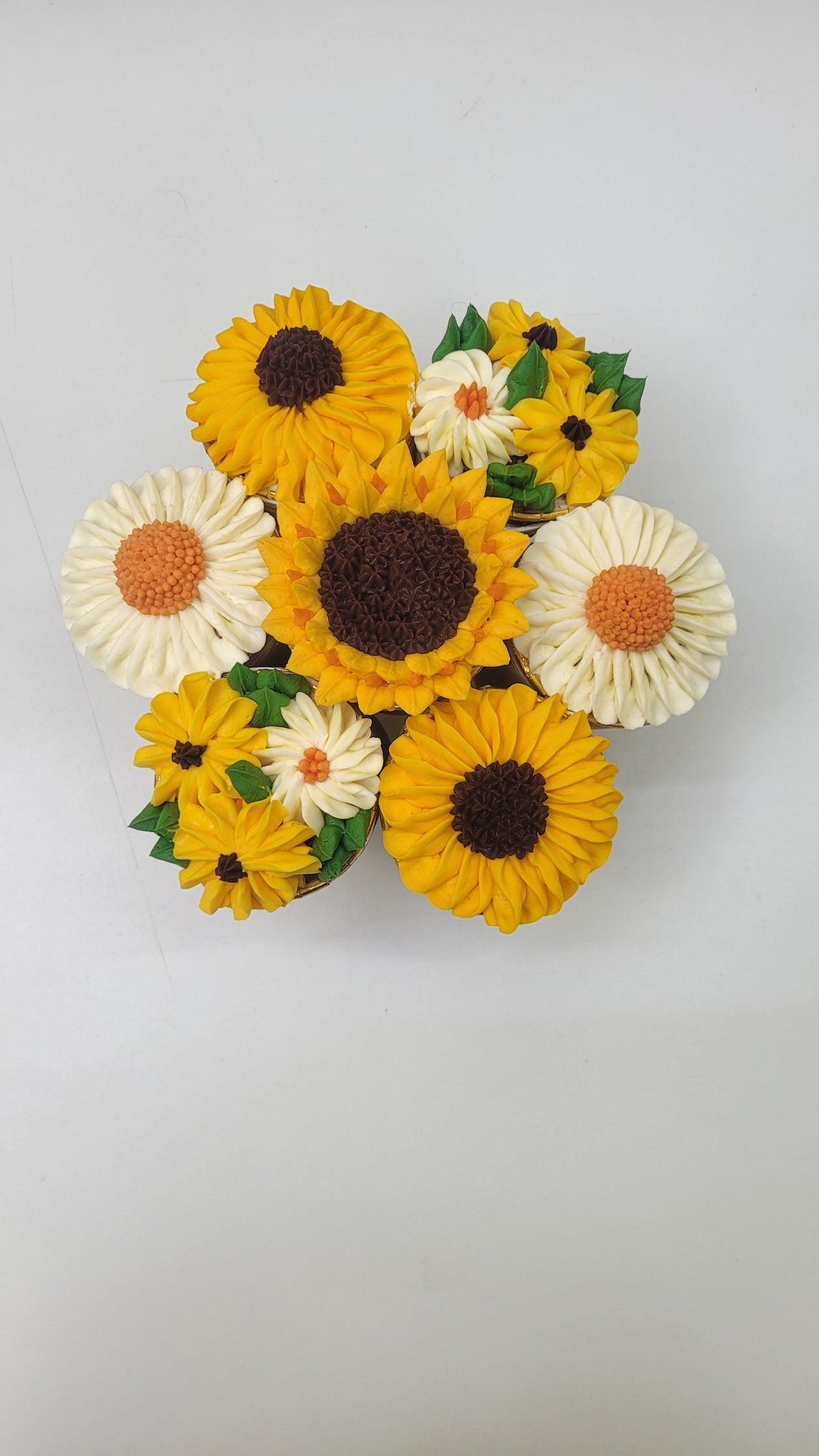 Sunny Delight Regular Bouquet Cake - 750 Grams / (7 cupcakes)