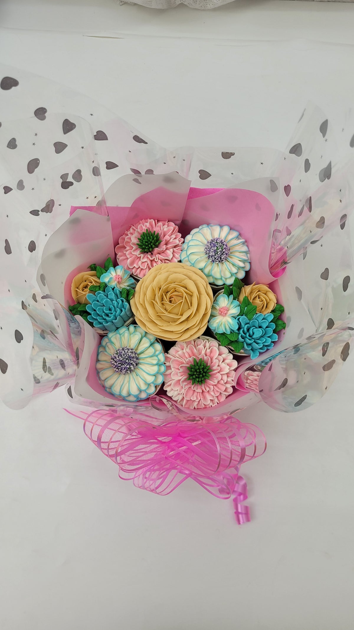 Pastel Perfection Regular Bouquet Cake - 750 grams / (7 cupcakes)